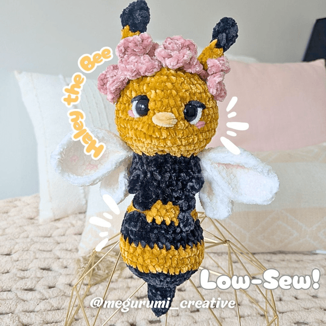 🌸🐝 With her soft velvety texture, delicate wings, big eyes and her adorable flower crown,
Haley is a sweet and charming little bee, perfect to celebrate spring and bring a touch of sunshine.
